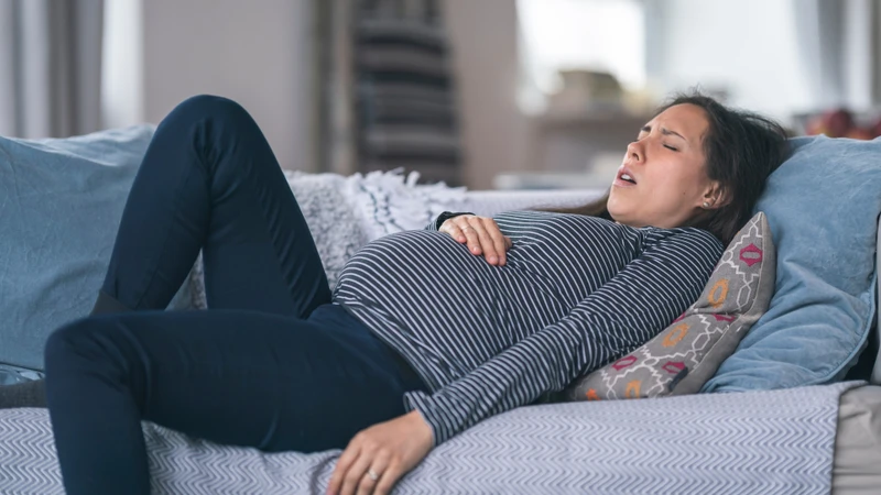 Khi thai quá ngày dự sinh, mẹ cần chú ý hơn về tình trạng thai máy và những dấu hiệu như căng tức bụng kéo dài, đau đầu, hoa mắt
