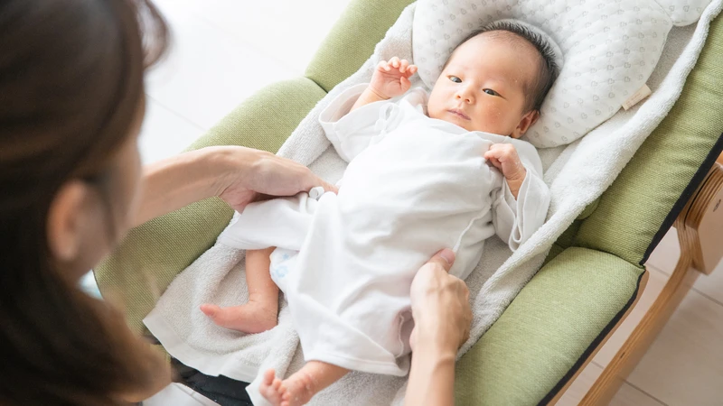 Nên chọn quần áo cotton rộng, thoáng để không khí lưu thông, giúp cuống rốn nhanh khô