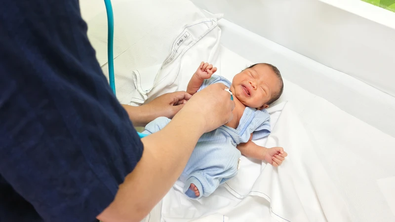 Nên đưa trẻ đi khám nếu trẻ quấy khóc bất thường, bú kém, đặc biệt khi đi kèm các dấu hiệu bất thường tại rốn
