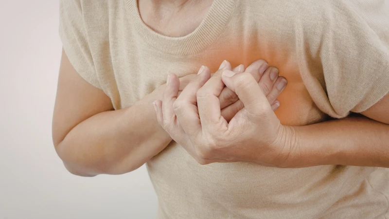 Khi bệnh nặng tiến triển nhanh, đau ngực dữ dội đột ngột và lan sau lưng hoặc cổ