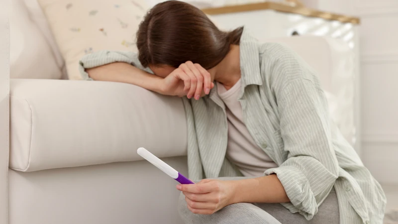 Hãy kiên nhẫn chờ thêm vài ngày đến một tuần và thử lại nếu thử que âm tính nhưng vẫn trễ kinh