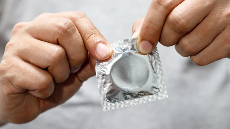 Hãy sử dụng bao cao su để phòng tránh các bệnh lây truyền qua đường tình dục