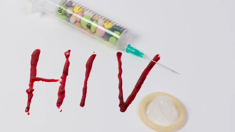 Hành vi nguy cơ cao như quan hệ tình dục, dùng chung kim tiêm hoặc tiếp xúc máu nhiễm