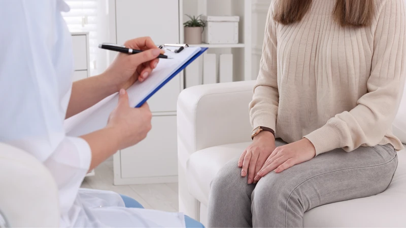 Kết quả que test nhanh dương tính, nên đi xét nghiệm chuyên sâu tại cơ sở y tế