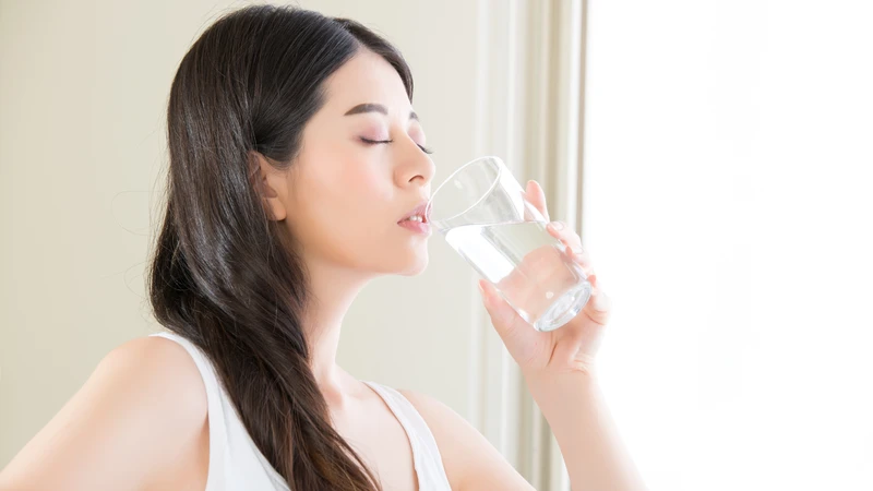 Uống quá nhiều chất lỏng ngay trước khi thử có thể làm giảm nồng độ hCG gây âm tính giả