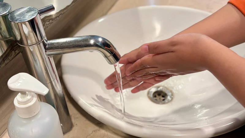 Quy trình 6 bước rửa tay cho trẻ mầm non giúp hạn chế vi sinh vật gây bệnh lây truyền qua bàn tay