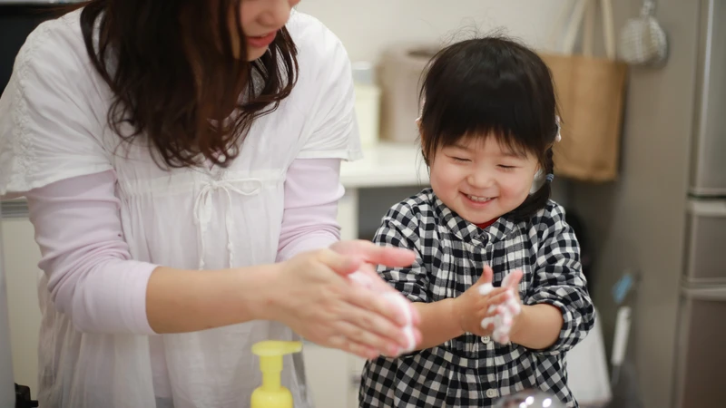 Ba mẹ nên rửa tay làm gương cho trẻ