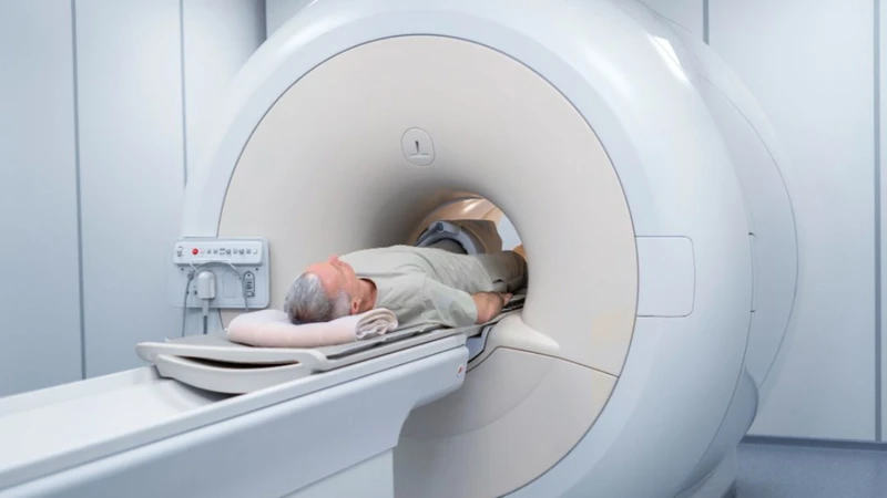 Máy CT quét nhiều lát cắt ngang qua vùng đầu, sau đó phần mềm dựng lại hình ảnh 2D hoặc 3D của các mạch máu não
