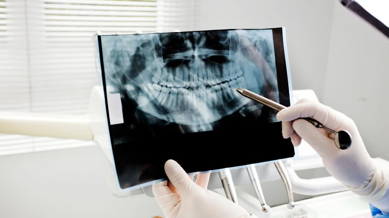 Thăm khám và đánh giá tình trạng răng miệng là nền tảng để lập kế hoạch điều trị chính xác và an toàn