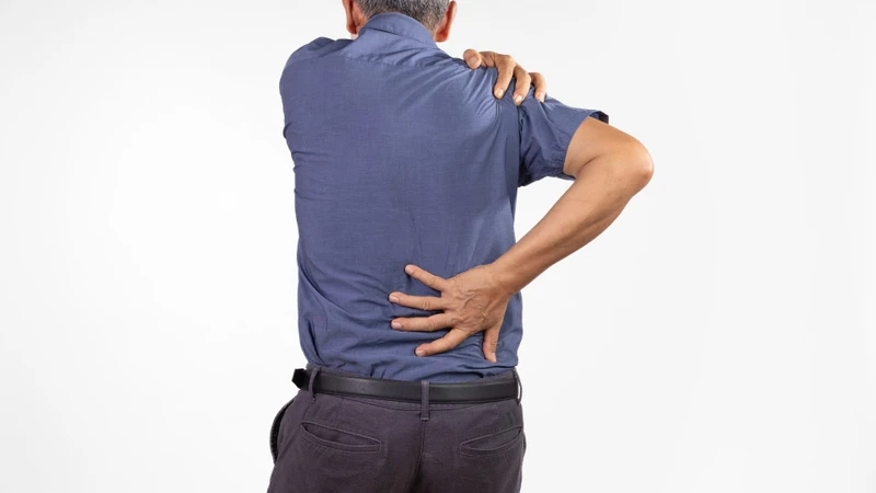 Thoái hóa theo tuổi tác có thể là nguyên nhân gây rách cơ chóp xoay vai