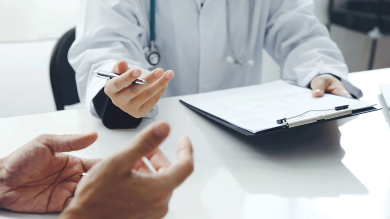 Bác sĩ tư vấn hướng điều trị tình trạng bị rách cơ chóp xoay vai