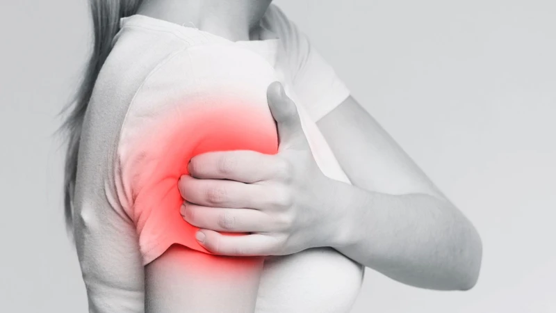 Đau nhói tại vị trí cơ bị tổn thương là triệu chứng mà bạn sẽ phải đối mặt khi bị rách cơ