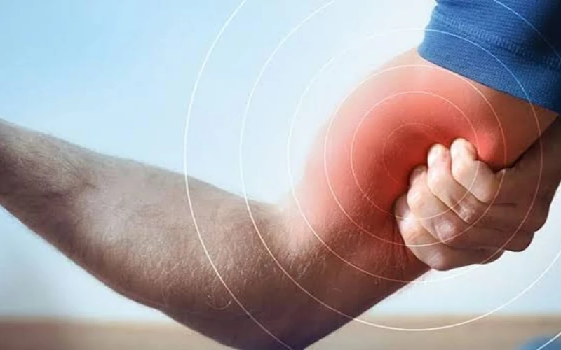 Đau nhói dữ dội vùng mặt sau cánh tay là biểu hiện đặc trưng trong rách cơ tam đầu cánh tay