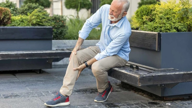 Rách sụn chêm ngoài có thể xuất phát từ quá trình lão hóa của cơ thể