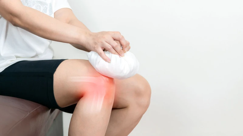 Chườm lạnh giúp giảm sưng đau khi bị rách sụn chêm độ 2