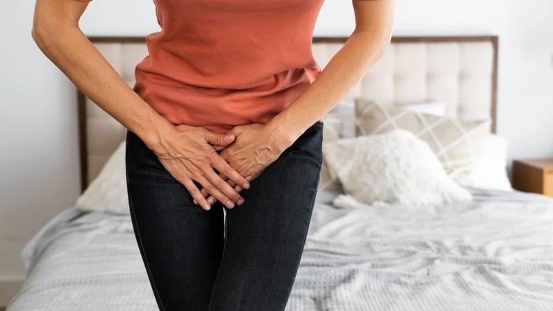 Rận mu là một loại ký sinh trùng nhỏ sống bám trên lông vùng kín của con người