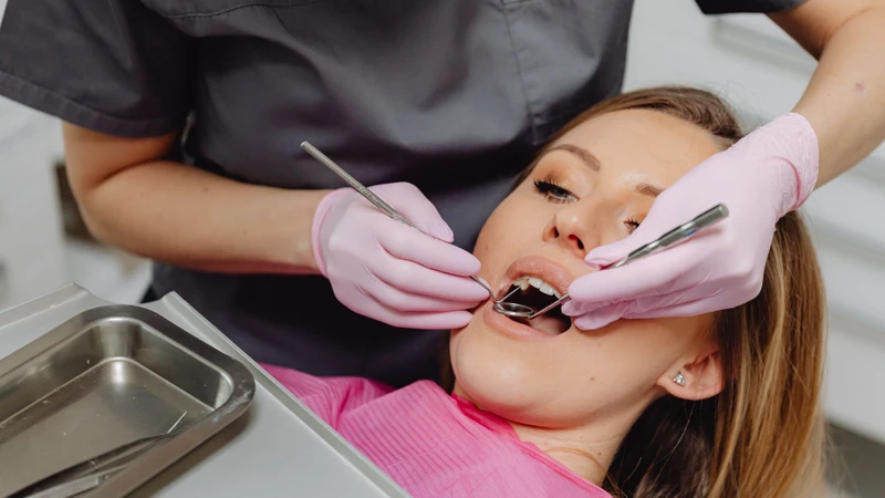 Đến gặp nha sĩ để thăm khám là việc cần thiết khi phát hiện răng lung lay