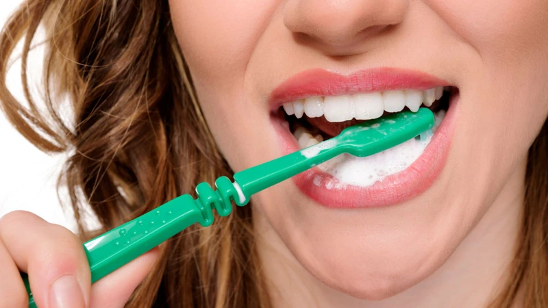 Chăm sóc răng miệng đúng cách sau lấy tuỷ giúp răng không bị nứt vỡ và tránh viêm nhiễm