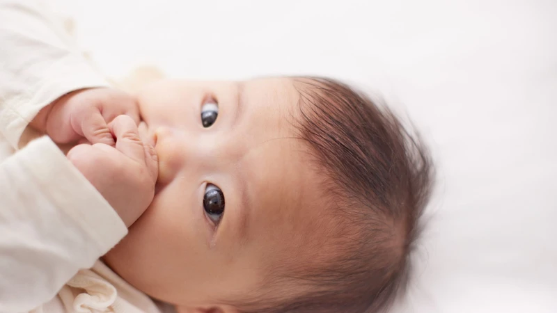 Mút tay làm tăng nguy cơ răng mọc lệch