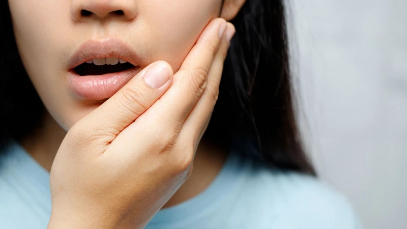 Răng nanh mọc lệch, đau hoặc bất thường nên được kiểm tra nha khoa