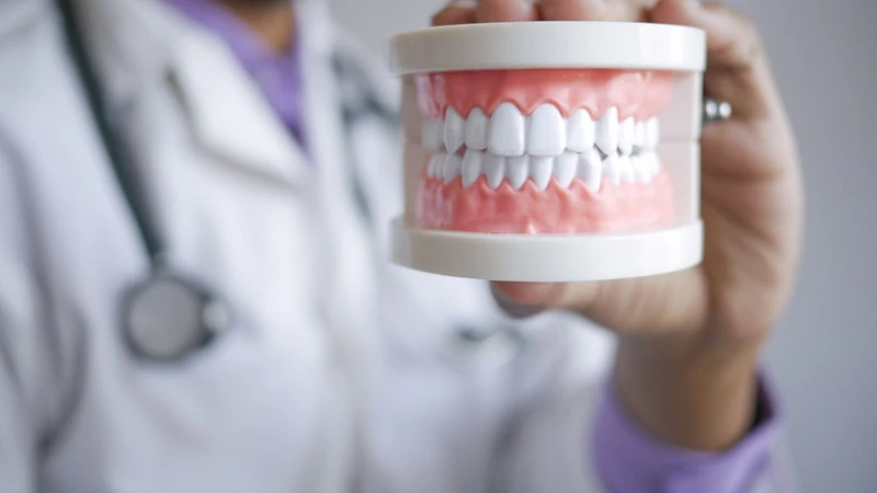 Người bị răng ngắn nên đi khám nha khoa khi có dấu hiệu bất thường