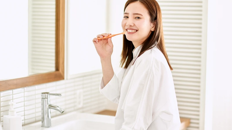 Đừng quên đánh răng sau bữa ăn và trước ngủ, giữ răng niềng luôn sạch khỏe mỗi ngày