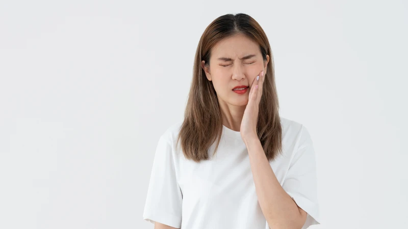 Người bệnh có thể cảm thấy đau khi nhai hoặc khi chạm vào vùng răng bị vỡ