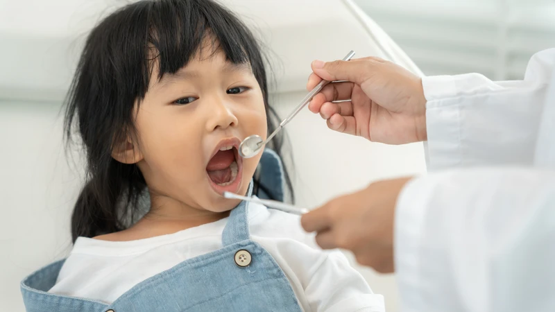 Trẻ nên được nha sĩ thăm khám để đánh giá khi răng vĩnh viễn mọc lệch
