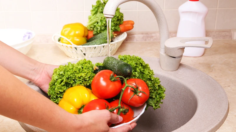 Rau cần được rửa kỹ và ngâm nước muối loãng để loại bỏ bụi bẩn, vi khuẩn và hóa chất còn sót lại