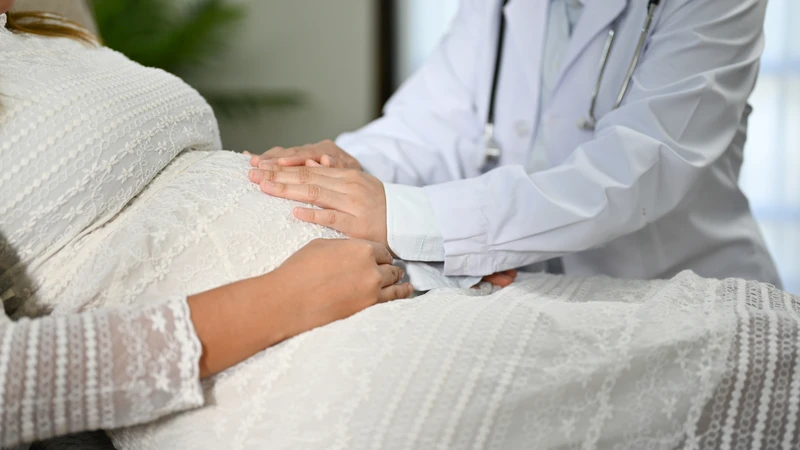 Bác sĩ tư vấn kỹ lưỡng về các nguy cơ tiềm ẩn của rau tiền đạo