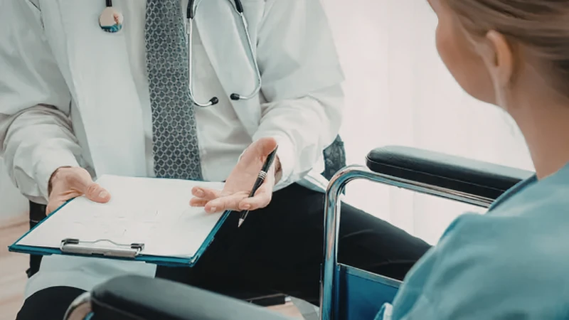 Thảo luận với bác sĩ chuyên khoa về phương pháp điều trị rò luân nhĩ