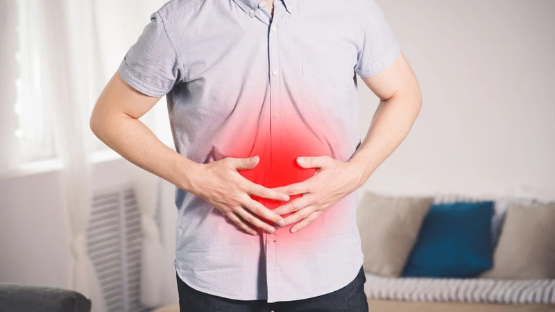 Cơn đau có thể âm ỉ hoặc từng cơn, kéo dài và thường tăng lên sau bữa ăn nhiều dầu mỡ