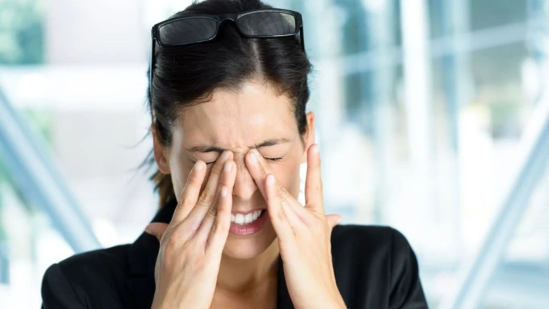 Mỏi mắt là một trong những triệu chứng của rối loạn điều tiết mắt
