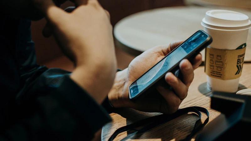 Thói quen thức khuya xem điện thoại là nguyên nhân gây rối loạn giấc ngủ ở người trẻ