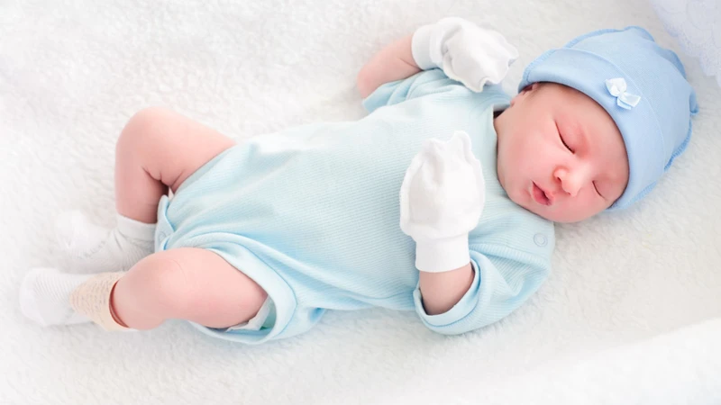 Nếu trẻ xuất hiện dấu hiệu thở không đều hoặc co giật khi ngủ thì bố mẹ nên đưa trẻ thăm khám