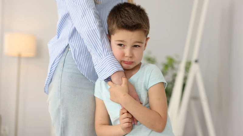 Trẻ bị rối loạn này có nỗi sợ hãi quá mức và dai dẳng khi phải xa rời người gắn bó mật thiết với mình