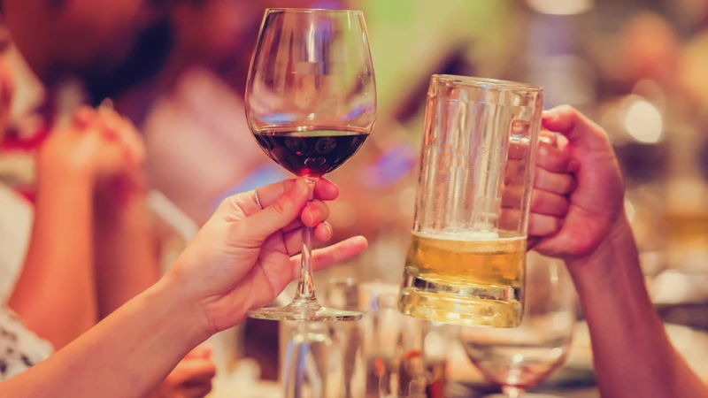 Đồ uống có cồn làm suy giảm khả năng kiểm soát cảm xúc, dễ dẫn đến mất ngủ và làm nặng thêm các triệu chứng lo âu