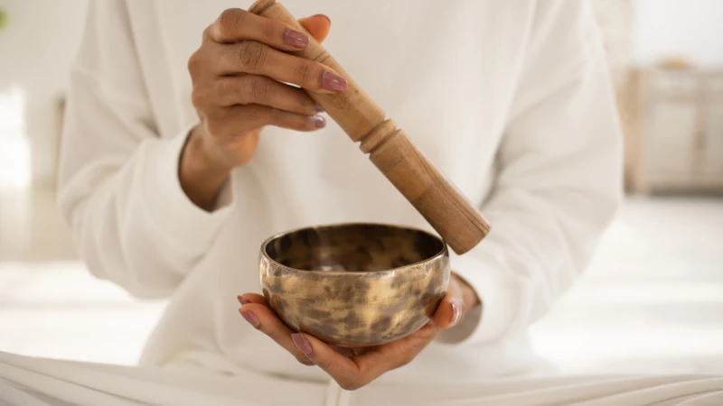Phương pháp thư giãn như thở sâu, yoga hoặc thiền giúp giảm căng thẳng và ổn định tinh thần.