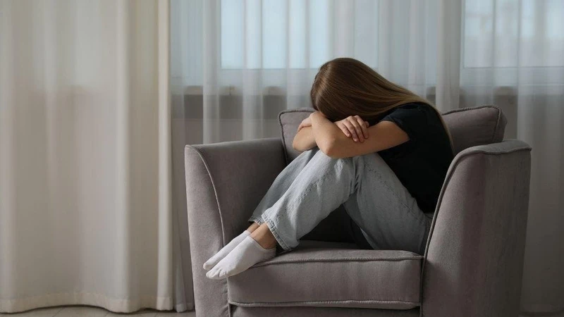 Các triệu chứng điển hình của PTSD bao gồm trạng thái luôn lo âu và dễ giật mình