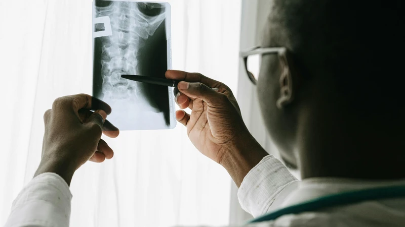 Bác sĩ sẽ chẩn đoán thông qua thăm khám lâm sàng và các kỹ thuật hình ảnh như X-quang, CT hoặc MRI khi cần