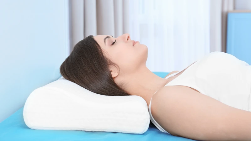 Nên ưu tiên gối mềm, đàn hồi tốt như cao su non hoặc memory foam