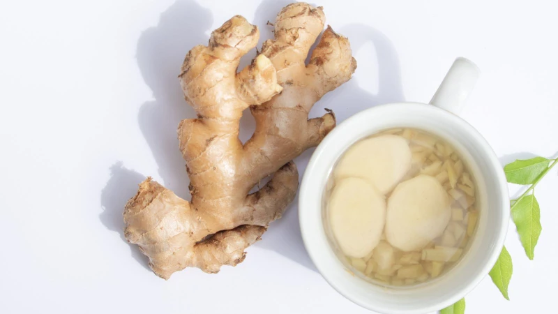 Uống nước gừng ấm để cải thiện tình trạng rối loạn tiêu hóa