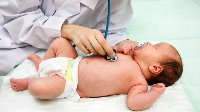 Cha mẹ cần đưa trẻ đến bệnh viện ngay nếu trẻ đau vùng rốn dữ dội, quấy khóc không dứt