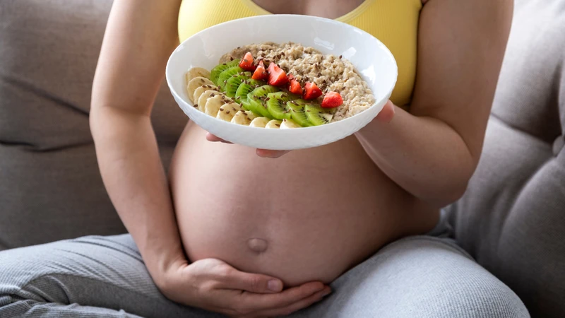Vào cuối thai kỳ, tử cung lớn gây áp lực lên thành bụng khiến rốn có thể lồi rõ ra ngoài