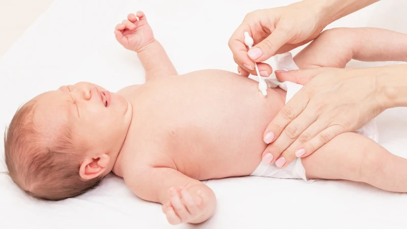 Vệ sinh không đúng cách là một trong những nguyên nhân khiến rốn trẻ có mùi bất thường