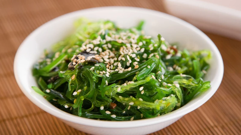 Rong biển Wakame có hương vị thanh nhẹ, dễ chế biến và phù hợp với nhiều phong cách ẩm thực
