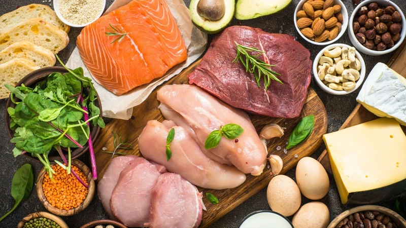 Rong kinh nên ăn gì? Người bị rong kinh nên ưu tiên các thực phẩm giàu sắt như thịt đỏ, thịt gia cầm, hải sản, trứng, các loại đậu và rau lá xanh