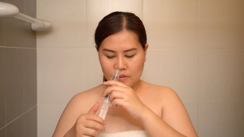 Rửa mũi bằng nước muối giúp làm sạch khoang mũi và thông thoáng đường thở