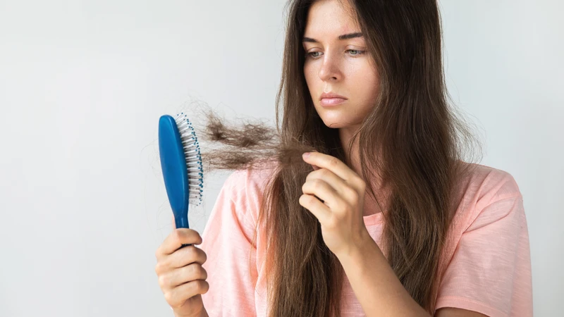 Rụng tóc ở nữ khiến tóc thưa dần theo thời gian