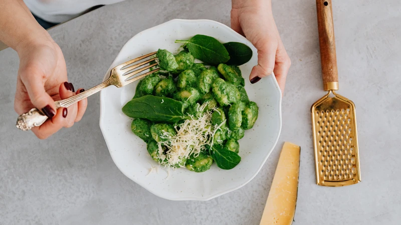 Duy trì chế độ ăn giàu chất xơ góp phần hạn chế tình trạng sa búi trĩ tiến triển nặng hơn